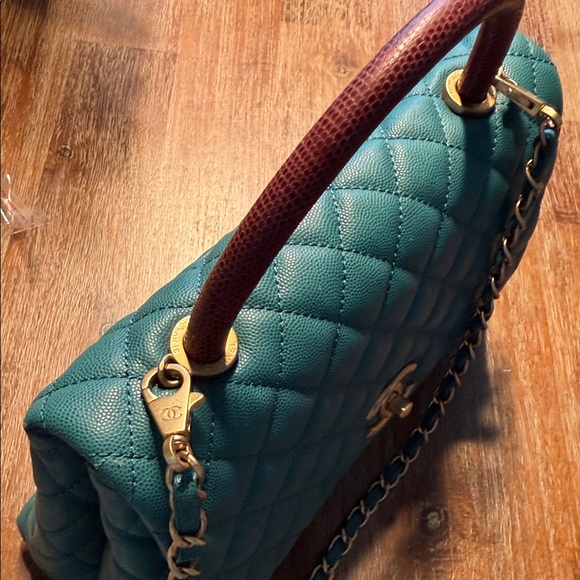 Chic Green Quilted Handbag - Picture 4 of 12